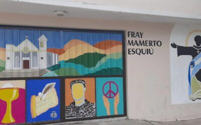 Estudiantes que hablan de Esquiú: mural en una escuela de Olavarría