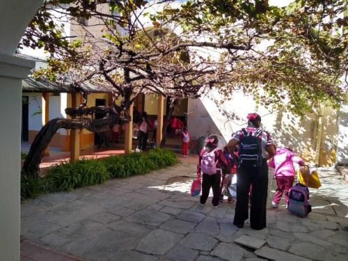 fraymamertoesquiu-visita-celda-alumnos-bicentenario (1)