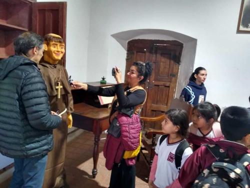 fraymamertoesquiu-visita-celda-alumnos-bicentenario (10)